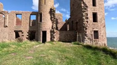 Slains Kalesi, İskoç Drakula Kalesi perili taş yapı terk edilmiş eski İskoç tahkimatları askeri harabe.