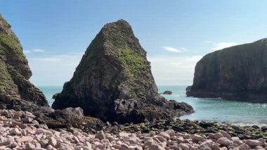 Güzel İskoç engebeli kıyı şeridi Kuzey Denizi yamacı yaz güneşinin altında