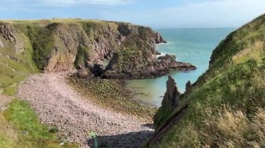 Güzel İskoç engebeli kıyı şeridi Kuzey Denizi yamacı yaz güneşinin altında