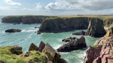 Güzel İskoç engebeli kıyı şeridi Kuzey Denizi yamacı yaz güneşinin altında
