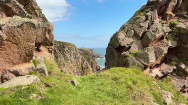 Güzel İskoç engebeli kıyı şeridi Kuzey Denizi yamacı yaz güneşinin altında