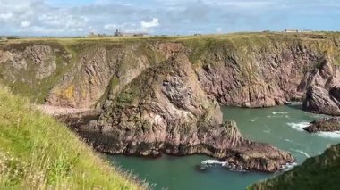 Güzel İskoç engebeli kıyı şeridi Kuzey Denizi yamacı yaz güneşinin altında