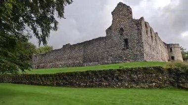 Moray, İskoçya 'daki Dufftown Kalesi' ni harap etti. Kasvetli gökyüzü ve yemyeşil çevrelerle çevrili. Tarihi, seyahat ve sinematik projeler için mükemmel..