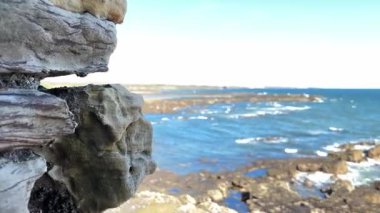 İskoçya 'nın Fife kentinde Elie ile St. Monans arasında sahili yürüyüşler, dramatik gökyüzü ve kıyı ışığı altında plajlar, limanlar, kaleler ve tarihi simgeler yer alıyor..