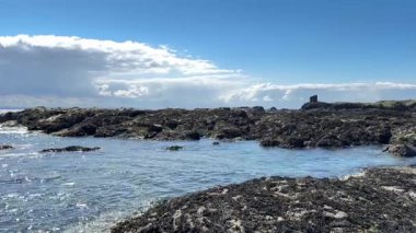 İskoçya 'nın Fife kentinde Elie ile St. Monans arasında sahili yürüyüşler, dramatik gökyüzü ve kıyı ışığı altında plajlar, limanlar, kaleler ve tarihi simgeler yer alıyor..