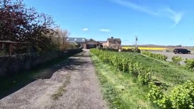 İskoçya 'nın Fife kentinde Elie ile St. Monans arasında sahili yürüyüşler, dramatik gökyüzü ve kıyı ışığı altında plajlar, limanlar, kaleler ve tarihi simgeler yer alıyor..