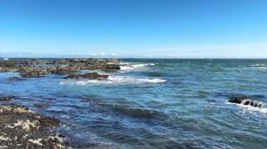 İskoçya 'nın Fife kentinde Elie ile St. Monans arasında sahili yürüyüşler, dramatik gökyüzü ve kıyı ışığı altında plajlar, limanlar, kaleler ve tarihi simgeler yer alıyor..