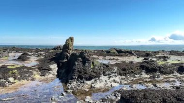 İskoçya 'nın Fife kentinde Elie ile St. Monans arasında sahili yürüyüşler, dramatik gökyüzü ve kıyı ışığı altında plajlar, limanlar, kaleler ve tarihi simgeler yer alıyor..