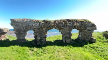 Newark Kalesi, Kuzey Denizi manzaralı harabeler. Fife kıyı yolu boyunca dramatik bir ortaçağ alanı..