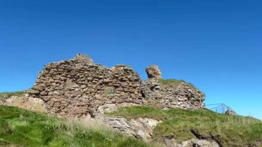 Newark Kalesi, Kuzey Denizi manzaralı harabeler. Fife kıyı yolu boyunca dramatik bir ortaçağ alanı..