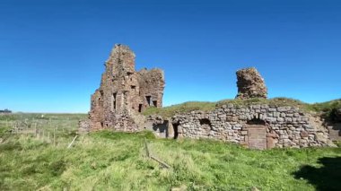 Newark Kalesi, Kuzey Denizi manzaralı harabeler. Fife kıyı yolu boyunca dramatik bir ortaçağ alanı..