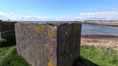 İskoçya 'nın Fife kentinde Elie ile St. Monans arasında sahili yürüyüşler, dramatik gökyüzü ve kıyı ışığı altında plajlar, limanlar, kaleler ve tarihi simgeler yer alıyor..
