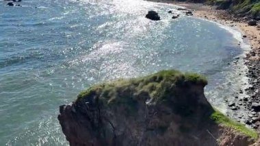 İskoçya 'nın Fife kentinde Elie ile St. Monans arasında sahili yürüyüşler, dramatik gökyüzü ve kıyı ışığı altında plajlar, limanlar, kaleler ve tarihi simgeler yer alıyor..