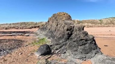İskoçya 'nın Fife kentinde Elie ile St. Monans arasında sahili yürüyüşler, dramatik gökyüzü ve kıyı ışığı altında plajlar, limanlar, kaleler ve tarihi simgeler yer alıyor..