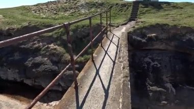 Elie Ness 'teki beyaz deniz feneri deniz, navigasyon ve miras temalı dramatik kıyı manzaralı.