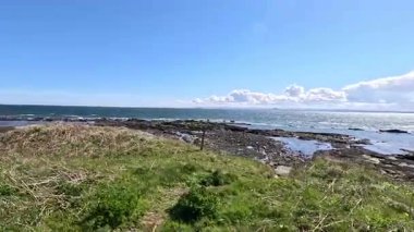 İskoçya 'nın Fife kentinde Elie ile St. Monans arasında sahili yürüyüşler, dramatik gökyüzü ve kıyı ışığı altında plajlar, limanlar, kaleler ve tarihi simgeler yer alıyor..