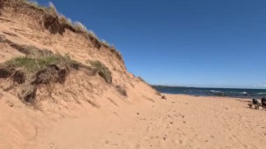 İskoçya 'nın Fife kentinde Elie ile St. Monans arasında sahili yürüyüşler, dramatik gökyüzü ve kıyı ışığı altında plajlar, limanlar, kaleler ve tarihi simgeler yer alıyor..