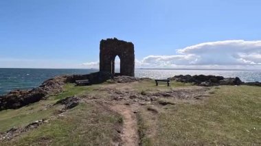 Tarihte Elierich yakınlarında bulunan Ladys Kulesi kalıntıları deniz manzaralarıyla çevrili..