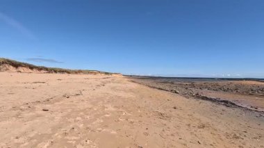İskoçya 'nın Fife kentinde Elie ile St. Monans arasında sahili yürüyüşler, dramatik gökyüzü ve kıyı ışığı altında plajlar, limanlar, kaleler ve tarihi simgeler yer alıyor..