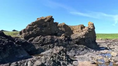 İskoçya 'nın Fife kentinde Elie ile St. Monans arasında sahili yürüyüşler, dramatik gökyüzü ve kıyı ışığı altında plajlar, limanlar, kaleler ve tarihi simgeler yer alıyor..
