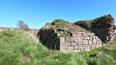 Fife sahilindeki Ardross Kalesi 'nin yıpranmış taş kalıntıları denizin dramatik manzaralarıyla tarihle doludur..