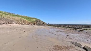 İskoçya 'nın Fife kentinde Elie ile St. Monans arasında sahili yürüyüşler, dramatik gökyüzü ve kıyı ışığı altında plajlar, limanlar, kaleler ve tarihi simgeler yer alıyor..