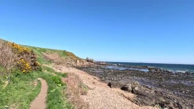 İskoçya 'nın Fife kentinde Elie ile St. Monans arasında sahili yürüyüşler, dramatik gökyüzü ve kıyı ışığı altında plajlar, limanlar, kaleler ve tarihi simgeler yer alıyor..