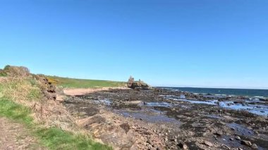 İskoçya 'nın Fife kentinde Elie ile St. Monans arasında sahili yürüyüşler, dramatik gökyüzü ve kıyı ışığı altında plajlar, limanlar, kaleler ve tarihi simgeler yer alıyor..