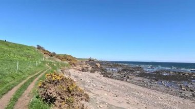 İskoçya 'nın Fife kentinde Elie ile St. Monans arasında sahili yürüyüşler, dramatik gökyüzü ve kıyı ışığı altında plajlar, limanlar, kaleler ve tarihi simgeler yer alıyor..