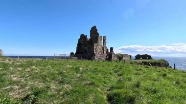Newark Kalesi, Kuzey Denizi manzaralı harabeler. Fife kıyı yolu boyunca dramatik bir ortaçağ alanı..