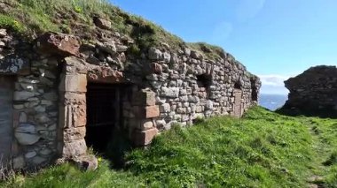 Newark Kalesi, Kuzey Denizi manzaralı harabeler. Fife kıyı yolu boyunca dramatik bir ortaçağ alanı..