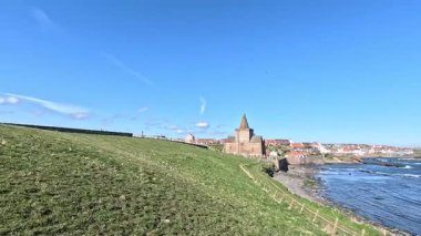 St. Monans 'lı yaşlı Kirk, kutsal miras ve kıyı manzarasında kayalık kıyı şeridinin üzerinde duruyor..