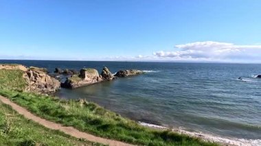 İskoçya 'nın Fife kentinde Elie ile St. Monans arasında sahili yürüyüşler, dramatik gökyüzü ve kıyı ışığı altında plajlar, limanlar, kaleler ve tarihi simgeler yer alıyor..