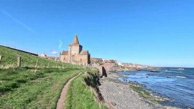 St. Monans 'lı yaşlı Kirk, kutsal miras ve kıyı manzarasında kayalık kıyı şeridinin üzerinde duruyor..