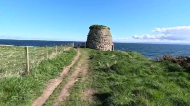 İskoçya 'nın Fife kentinde Elie ile St. Monans arasında sahili yürüyüşler, dramatik gökyüzü ve kıyı ışığı altında plajlar, limanlar, kaleler ve tarihi simgeler yer alıyor..