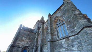 St. Monans 'lı yaşlı Kirk, kutsal miras ve kıyı manzarasında kayalık kıyı şeridinin üzerinde duruyor..