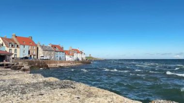 Renkli tekneleri ve klasik Doğu Neuk cazibesi ve balıkçılık mirasıyla St. Monans Limanı.