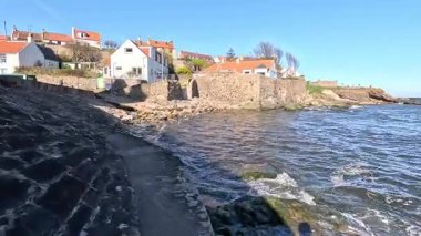 Renkli tekneleri ve klasik Doğu Neuk cazibesi ve balıkçılık mirasıyla St. Monans Limanı.