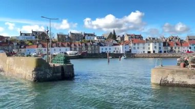 Renkli tekneleri ve klasik Doğu Neuk cazibesi ve balıkçılık mirasıyla St. Monans Limanı.