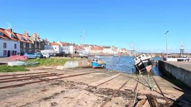 Renkli tekneleri ve klasik Doğu Neuk cazibesi ve balıkçılık mirasıyla St. Monans Limanı.