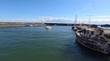 Renkli tekneleri ve klasik Doğu Neuk cazibesi ve balıkçılık mirasıyla St. Monans Limanı.