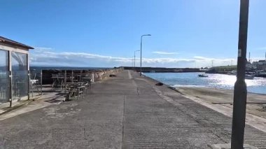 Renkli tekneleri ve klasik Doğu Neuk cazibesi ve balıkçılık mirasıyla St. Monans Limanı.