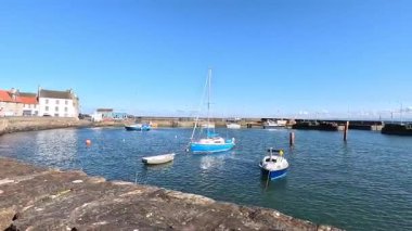 Renkli tekneleri ve klasik Doğu Neuk cazibesi ve balıkçılık mirasıyla St. Monans Limanı.