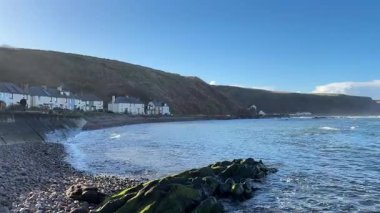 Burnmouth 'un huzurlu video klipleri, limanları, kayalıkları, tekneleri ve İskoç sınırlarında engebeli manzarası olan sakin bir sahil köyü.