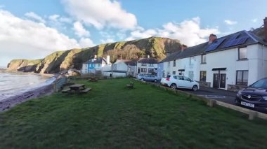 Burnmouth 'un huzurlu video klipleri, limanları, kayalıkları, tekneleri ve İskoç sınırlarında engebeli manzarası olan sakin bir sahil köyü.