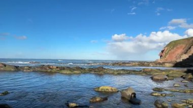 İskoçya 'da Eyemouth ve Burnmouth arasındaki engebeli kayalıklara çarpan dramatik dalgalar, rüzgarlı sahil şeridini kasıp kavuruyor.