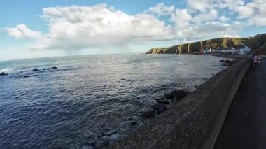 İskoçya 'da Eyemouth ve Burnmouth arasındaki engebeli kayalıklara çarpan dramatik dalgalar, rüzgarlı sahil şeridini kasıp kavuruyor.