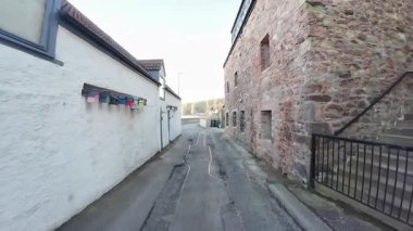 Burnmouth 'un huzurlu video klipleri, limanları, kayalıkları, tekneleri ve İskoç sınırlarında engebeli manzarası olan sakin bir sahil köyü.