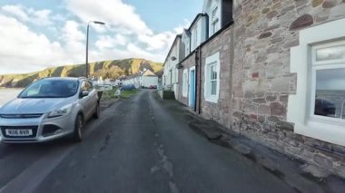 Burnmouth 'un huzurlu video klipleri, limanları, kayalıkları, tekneleri ve İskoç sınırlarında engebeli manzarası olan sakin bir sahil köyü.