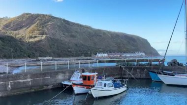 Burnmouth 'un huzurlu video klipleri, limanları, kayalıkları, tekneleri ve İskoç sınırlarında engebeli manzarası olan sakin bir sahil köyü.